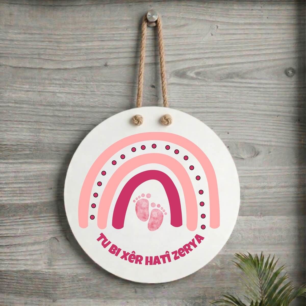 Ji Bo Pitikan Xemla Deriyan - Tu Bi Xêr Hatî - Kürtçe Yeni Doğan Kız Bebekleri İçin İsme Özel Hoşgeldin Yazılı Kapı Süsü