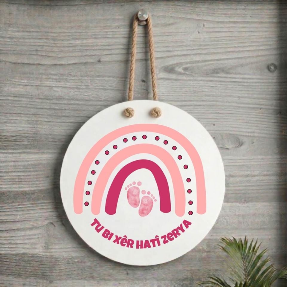 Ji Bo Pitikan Xemla Deriyan - Tu Bi Xêr Hatî - Kürtçe Yeni Doğan Kız Bebekleri İçin İsme Özel Hoşgeldin Yazılı Kapı Süsü