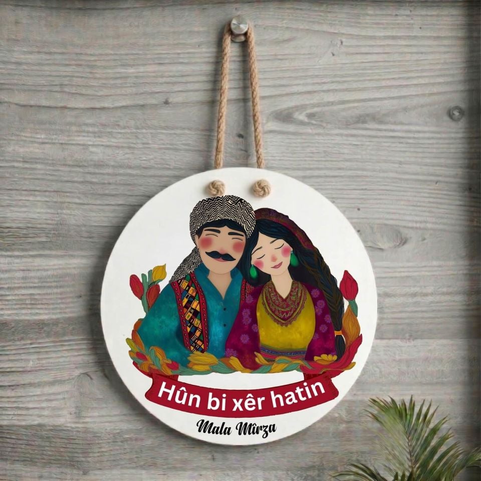 Xemla Deriyan - Kürtçe Hûn Bi Xêr Hatin Yazılı İsme Özel Gülümseyen Mem û Zin Tasarımlı Kapı Süsü