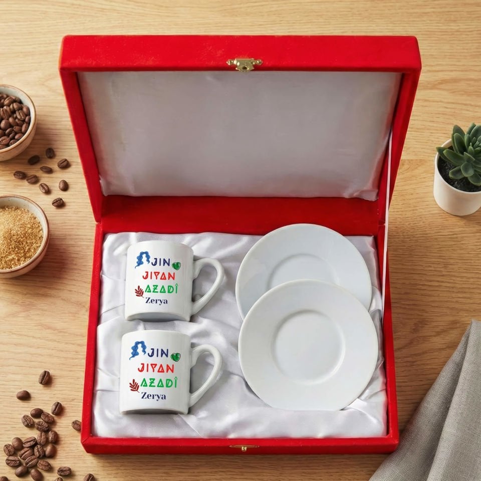 İsme Özel Jin Jiyan Azadi Yazılı Kadife Kırmızı Renkli Kutulu 2 li Porselen Kahve Fincan Seti