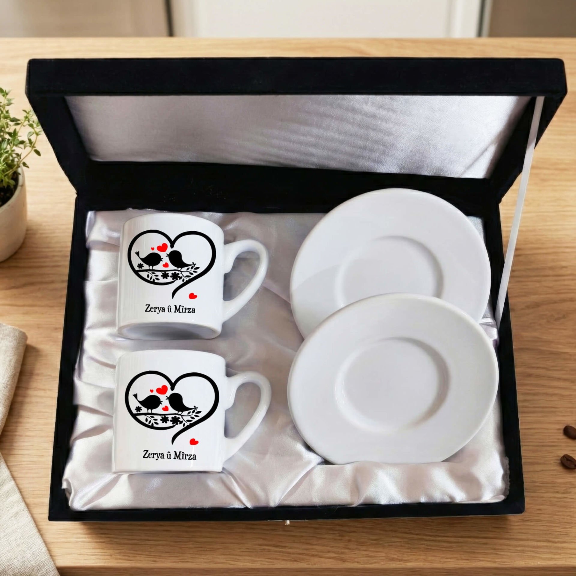 Sevgililere ve İsme Özel Kalp Tasarımlı Kadife Siyah Renkli Kutulu 2 li Porselen Kahve Fincan Seti
