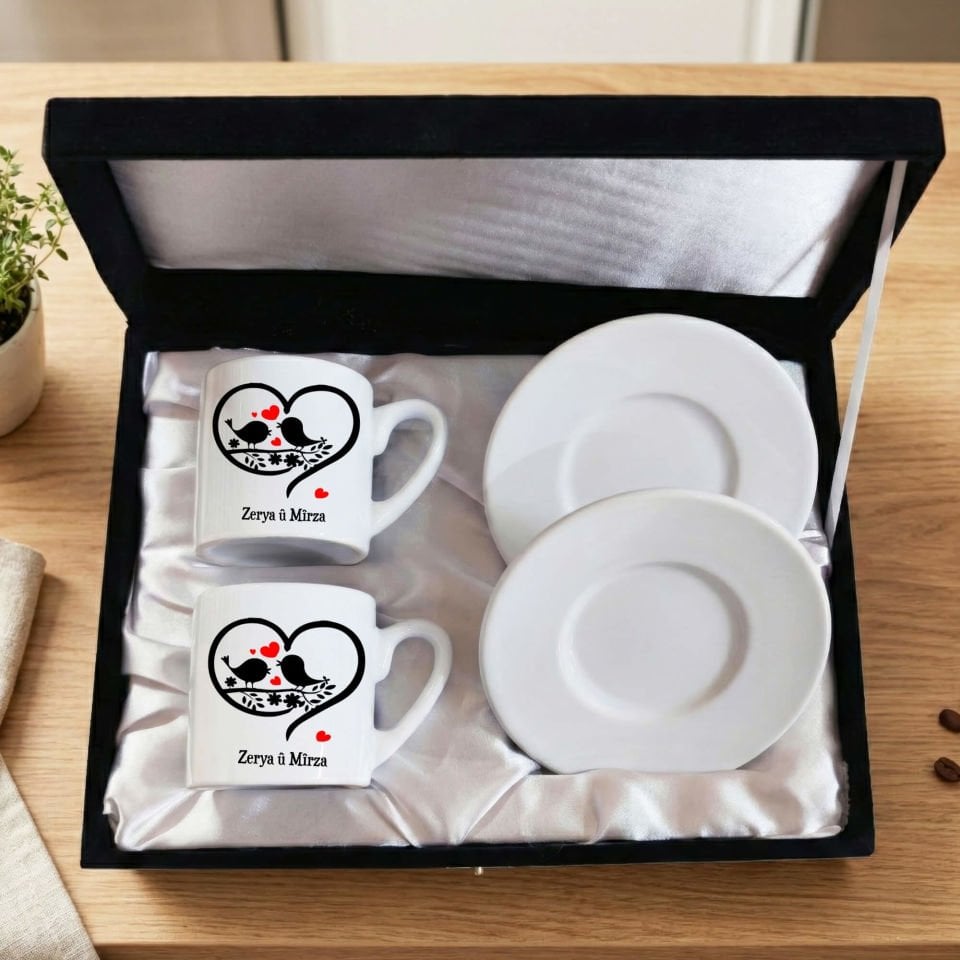 Sevgililere ve İsme Özel Kalp Tasarımlı Kadife Siyah Renkli Kutulu 2 li Porselen Kahve Fincan Seti