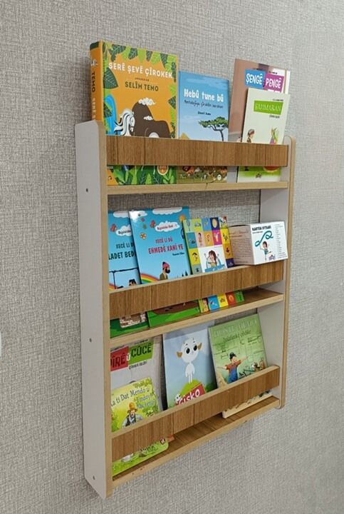 İsme Özel Kürtçe Çocuk Kitaplı Montessori Çocuk Bebek Odası Kitaplığı - 80*60 cm Ceviz Renk Kitaplık (DOLU-BÜYÜK SET)