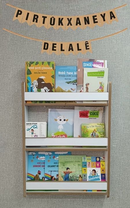 İsme Özel Kürtçe Çocuk Kitaplı Montessori Çocuk Bebek Odası Kitaplığı - 80*60 cm Beyaz Renk Kitaplık (DOLU-BÜYÜK SET)