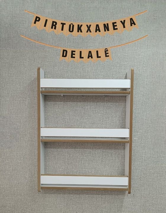 Kürtçe İsme Özel Montessori Çocuk Bebek Odası Kitaplığı - 80*60 cm Beyaz Renk Kitaplık