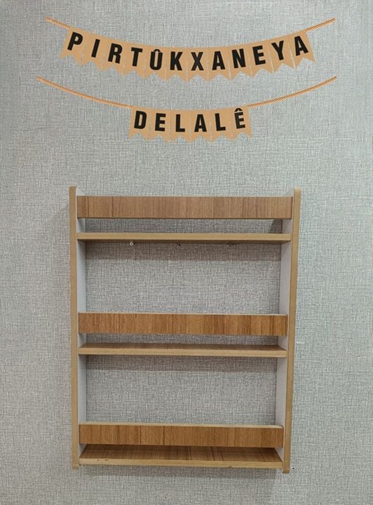 Kürtçe İsme Özel Montessori Çocuk Bebek Odası Kitaplığı - 80*60 cm Ceviz Renk Kitaplık