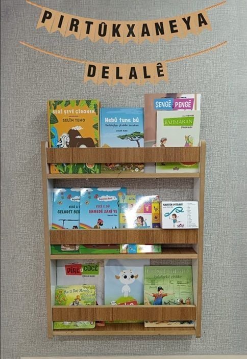 İsme Özel Kürtçe Çocuk Kitaplı Montessori Çocuk Bebek Odası Kitaplığı - 80*60 cm Ceviz Renk Kitaplık  (KİTAPLI BÜYÜK SET)