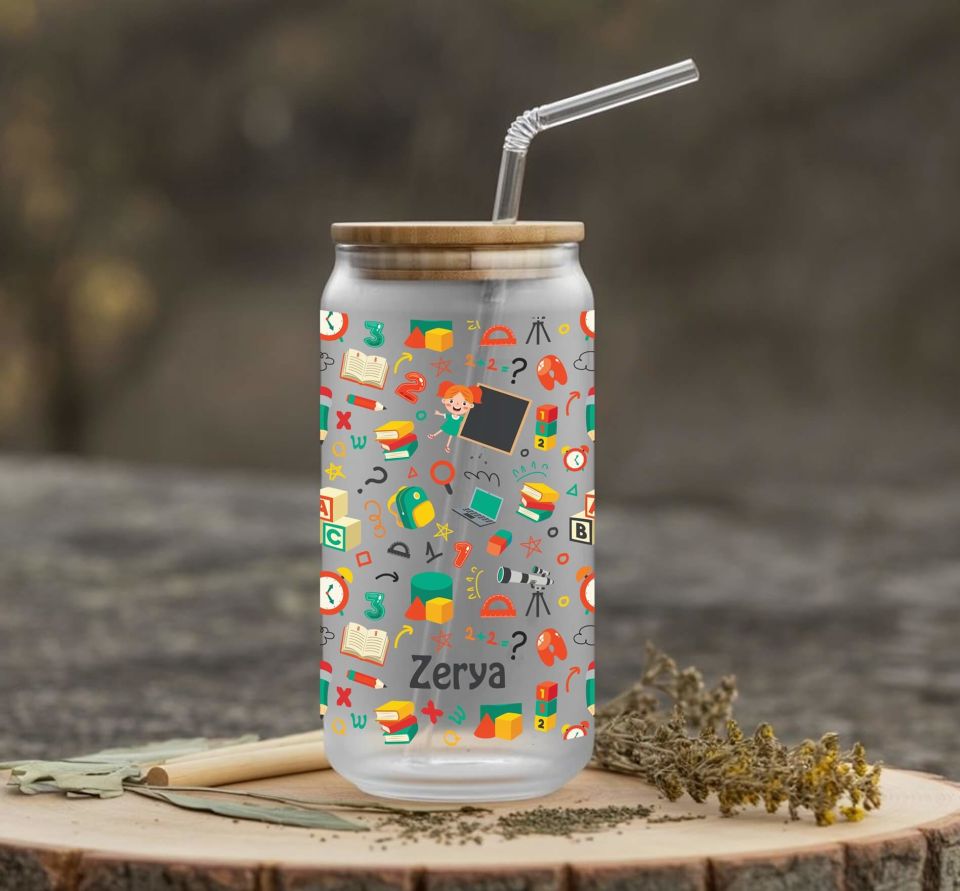 İsme Özel Çocuklar İçin Pipetli Su Süt Meyve Suyu Cam Suluk - Okul Gereçleri Tasarımlı Suluk (600 ml)