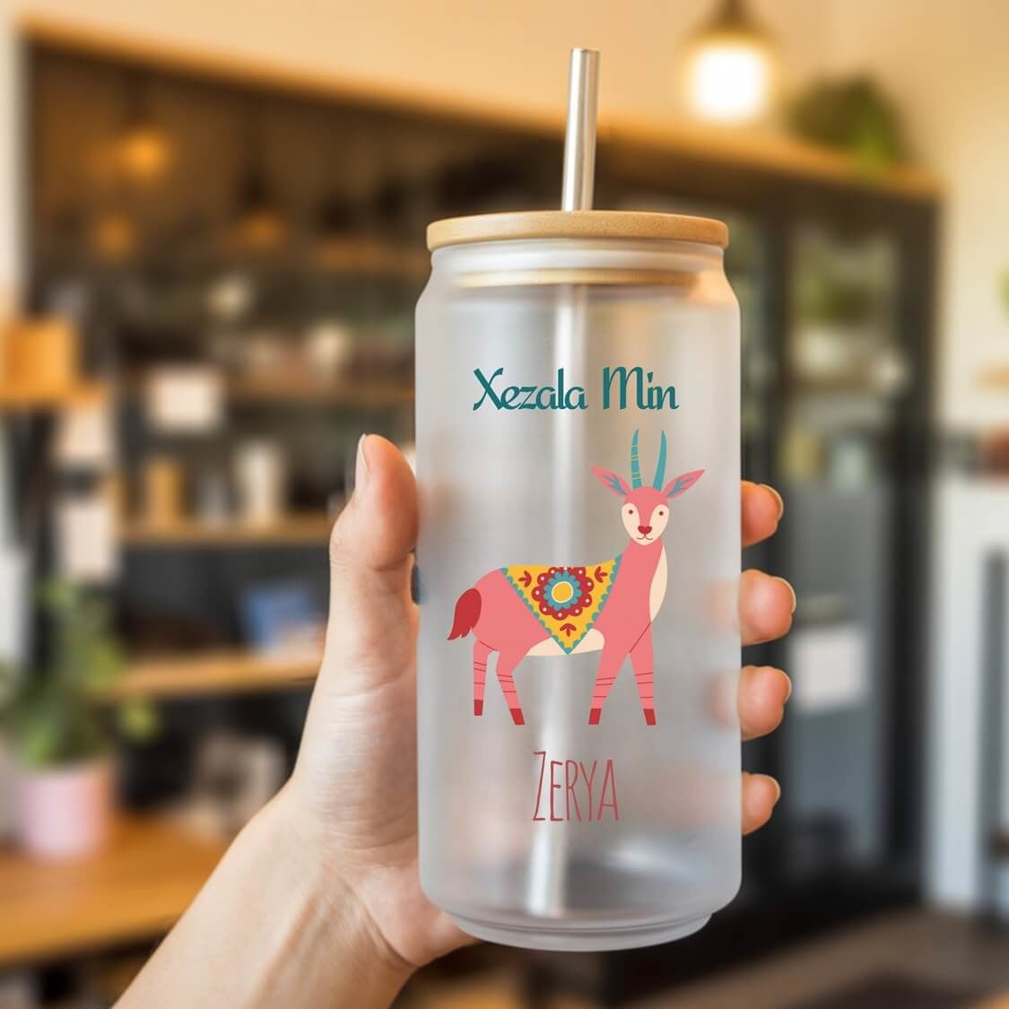 İsme Özel Çocuklar İçin Pipetli Su Süt Meyve Suyu Cam Suluk - Xezala Min Tasarımlı Suluk (600 ml)