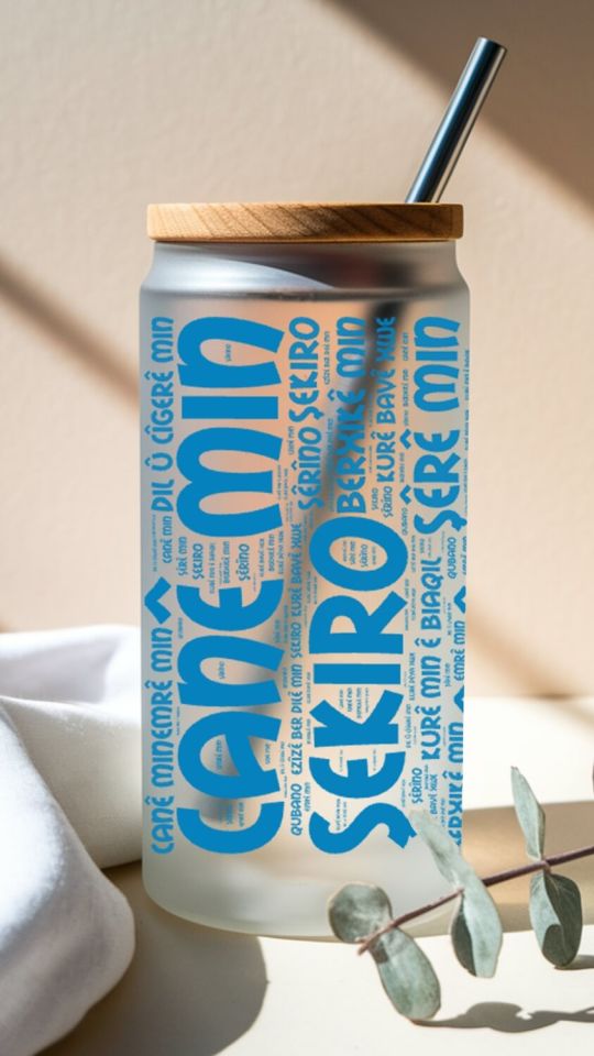 Kürtçe Erkek Çocuklara Özel Sevgi Sözcükleri Yazan Pipetli Su Süt Meyve Suyu Cam Suluk (600 ml)