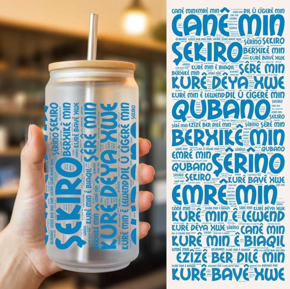 Kürtçe Erkek Çocuklara Özel Sevgi Sözcükleri Yazan Pipetli Su Süt Meyve Suyu Cam Suluk (600 ml)