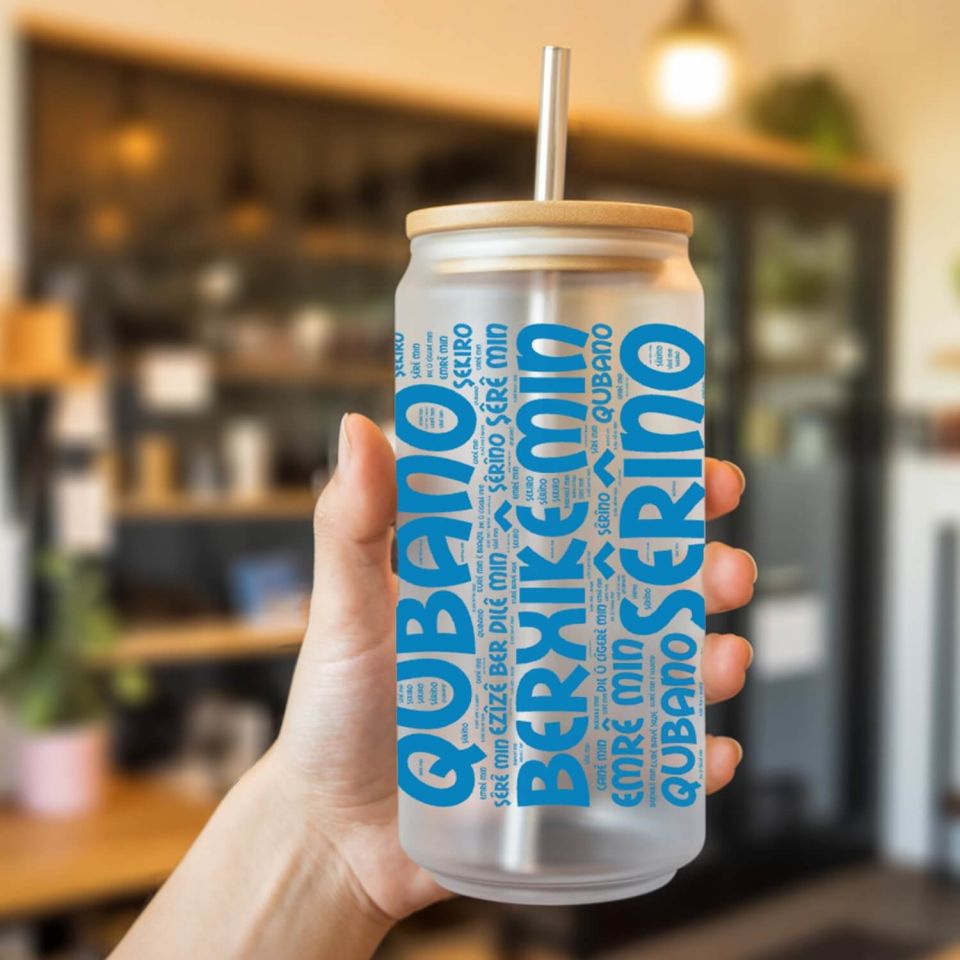 Kürtçe Erkek Çocuklara Özel Sevgi Sözcükleri Yazan Pipetli Su Süt Meyve Suyu Cam Suluk (600 ml)