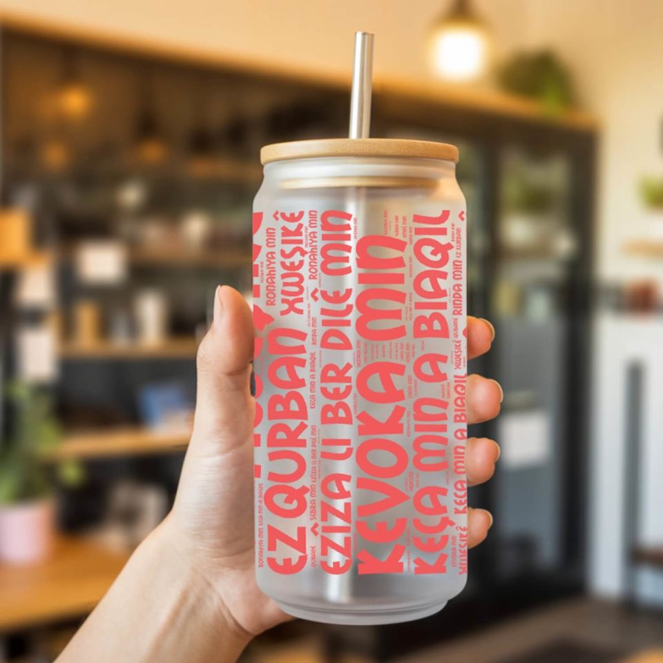 Kürtçe Kız Çocuklara Özel Sevgi Sözcükleri Yazan Pipetli Su Süt Meyve Suyu Cam Suluk (600 ml)