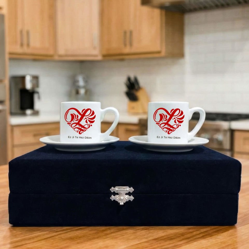 Kürtçe Ez Ji Te Hez Dikim Seni Seviyorum Tasarımlı Kadife Siyah Renkli Kutulu 2 li Porselen Kahve Fincan Seti