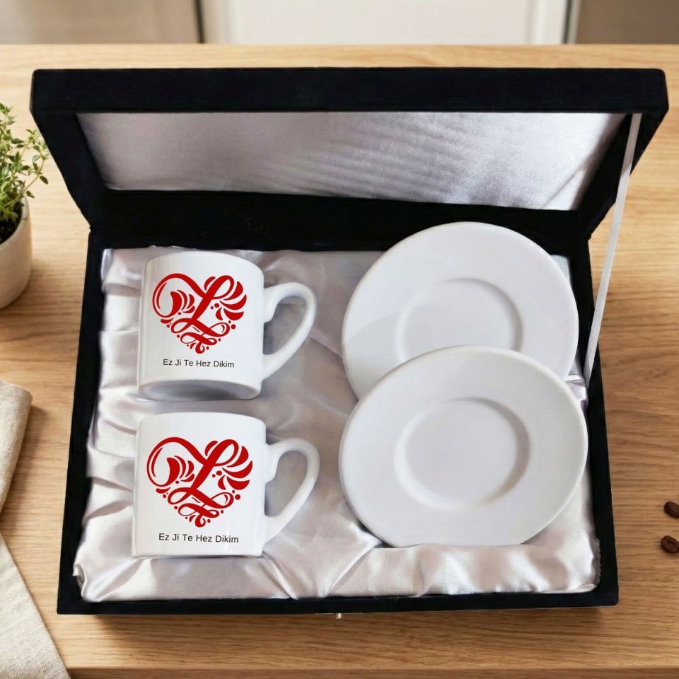 Kürtçe Ez Ji Te Hez Dikim Seni Seviyorum Tasarımlı Kadife Siyah Renkli Kutulu 2 li Porselen Kahve Fincan Seti