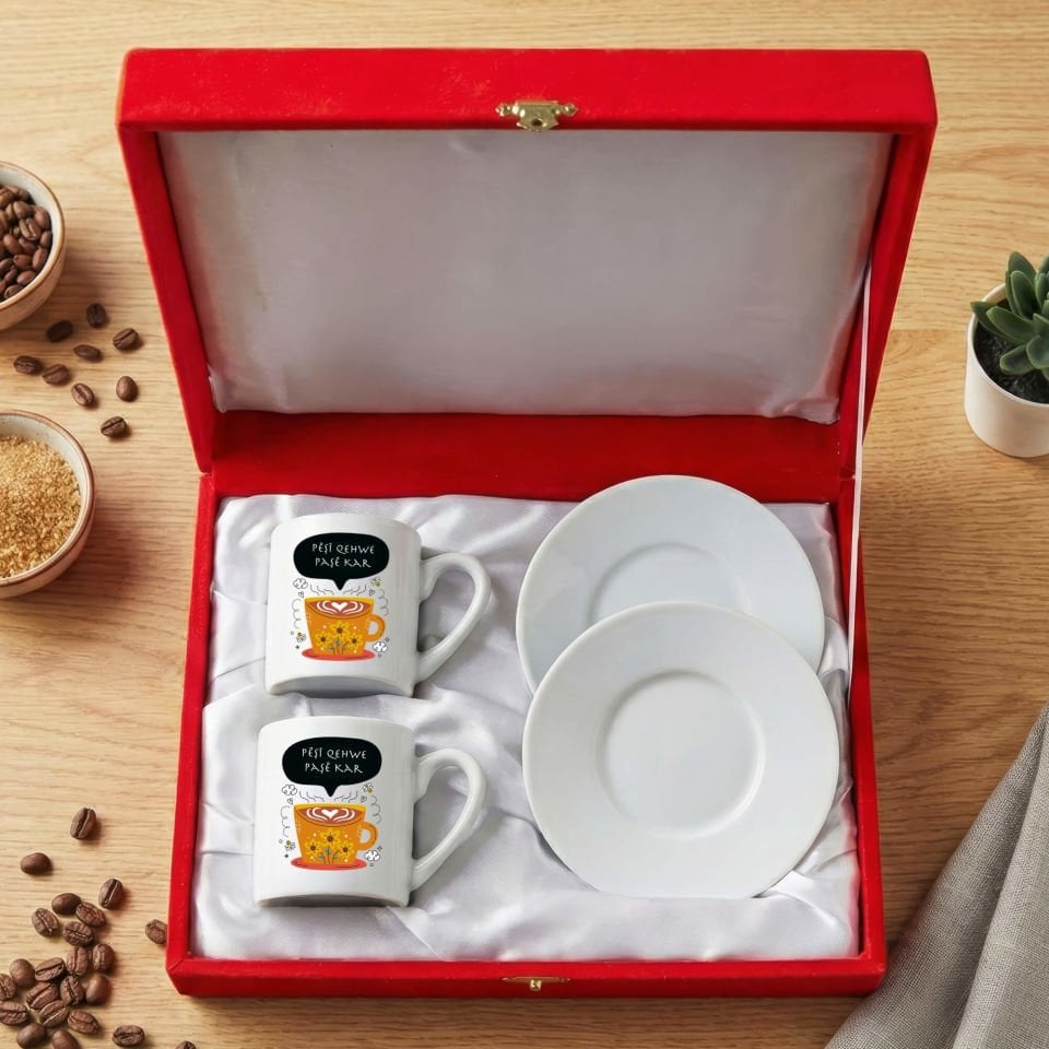 Kürtçe Pêşî Qehwe Paşê Kar Tasarımlı Kadife Kırmızı Renkli Kutulu 2 li Porselen Kahve Fincan Seti