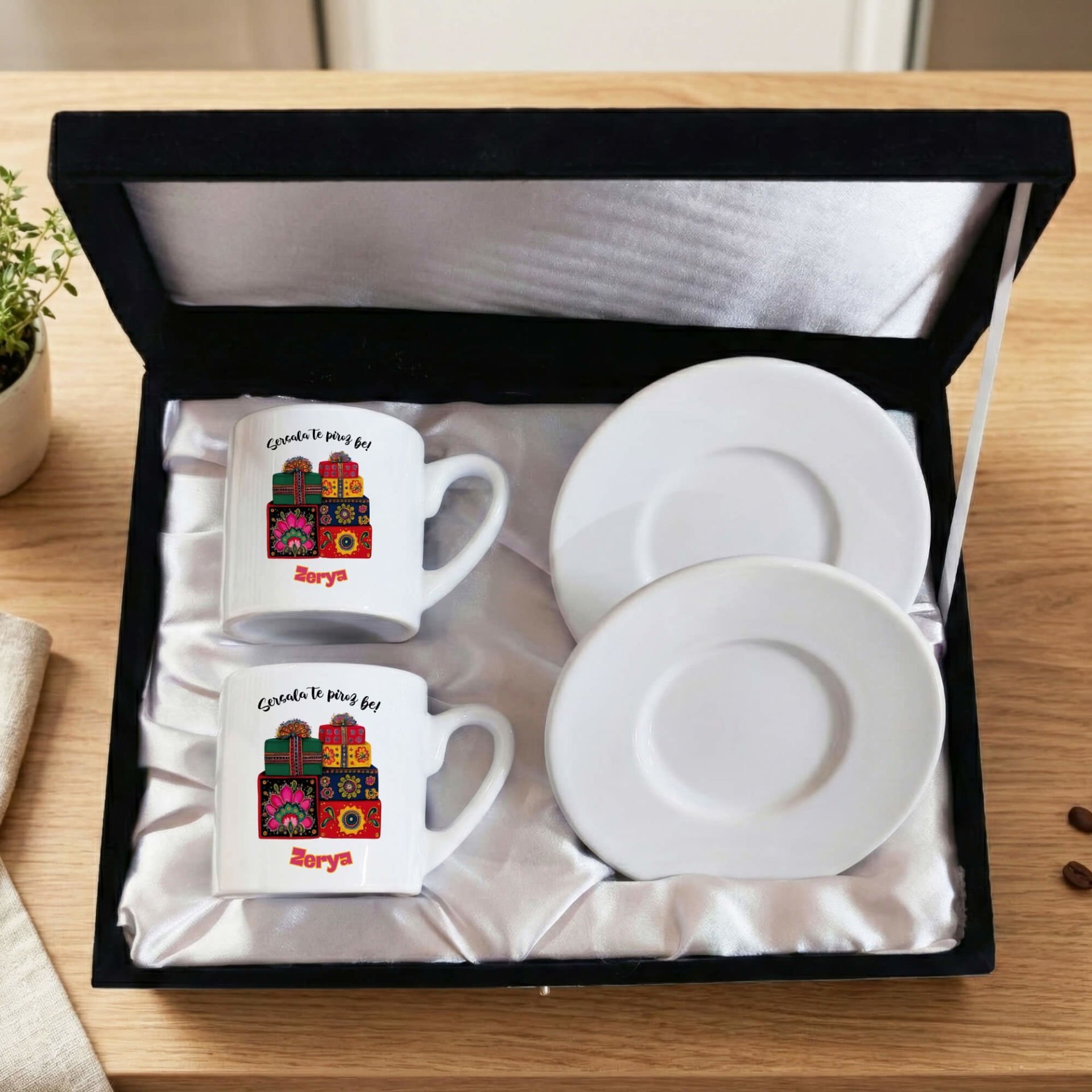 İsme Özel Kürtçe Yılbaşı Kutlama Sersala Te Piroz Be Yazılı Siyah Renkli Kutulu 2 li Porselen Kahve Fincan Seti