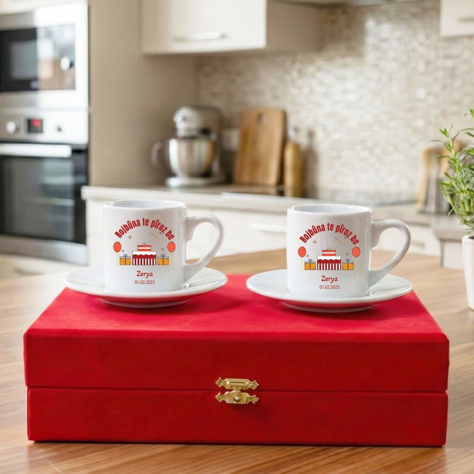 İsme Özel Kürtçe Doğum Günü Kutlama Rojbûna Te Piroz Be Yazılı Kırmızı Renkli Kutulu 2 li Porselen Kahve Fincan Seti
