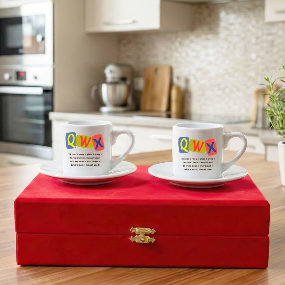 Zimanê Kurdi Kürtçe Harfler XWQ Yazılı Kırmızı Renkli Kutulu 2 li Porselen Kahve Fincan Seti