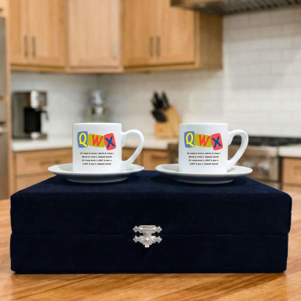 Zimanê Kurdi Kürtçe Harfler XWQ Yazılı Siyah Renkli Kutulu 2 li Porselen Kahve Fincan Seti