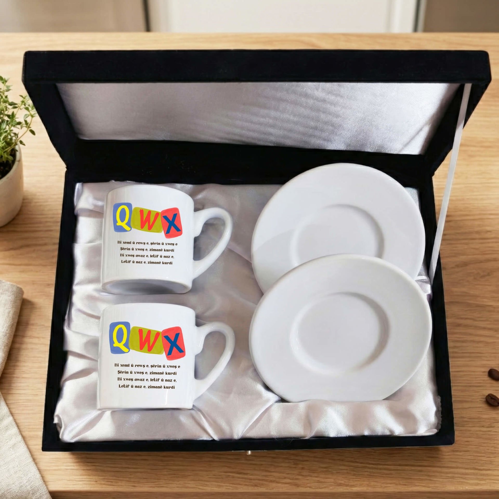 Zimanê Kurdi Kürtçe Harfler XWQ Yazılı Siyah Renkli Kutulu 2 li Porselen Kahve Fincan Seti