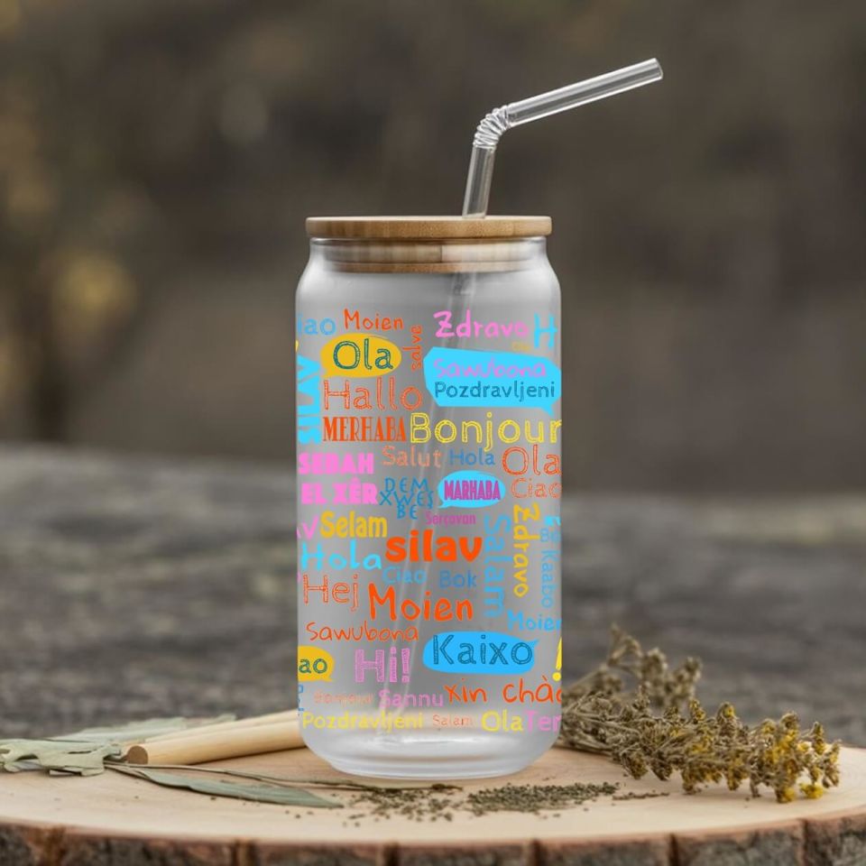 Tüm Dillerde Selamlaşma Tasarımlı Pipetli Su Süt Meyve Suyu Cam Suluk (600 ml)
