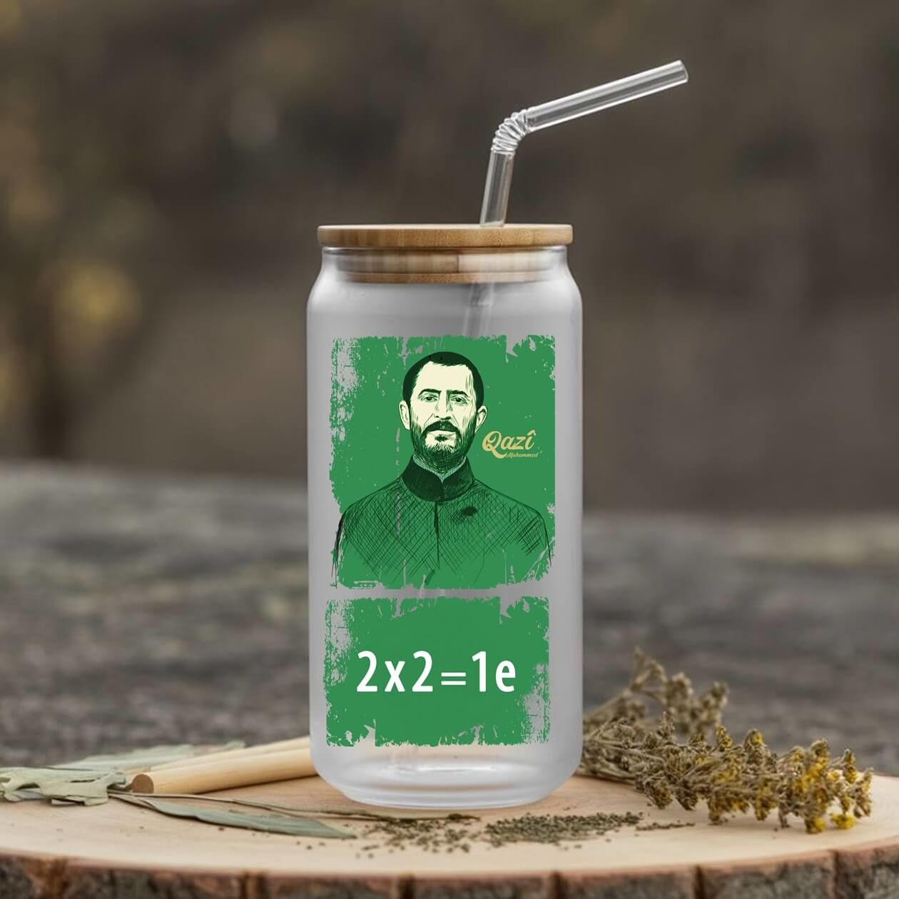 Qazî Muhammed Resimli Pipetli Su Süt Meyve Suyu Cam Suluk - Qadî Muhammed Tasarımlı Cam Suluk(600 ml)