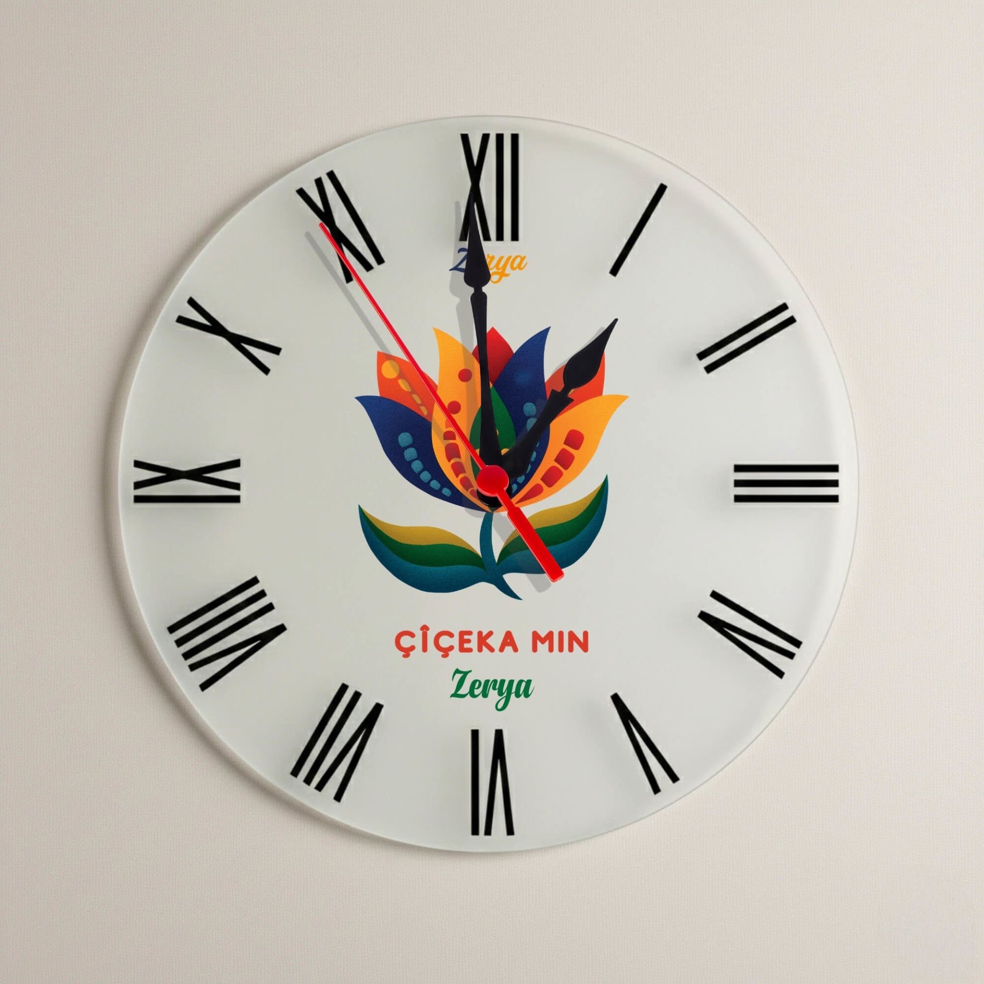 İsme Özel Kürtçe Tu Çiçeka Min î Yazılı Roma Rakamlı Duvar Saati