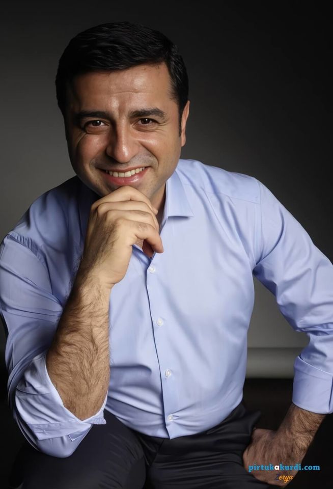 Selahattin Demirtaş Posterleri ve Kupası Seti (2 POSTER - 2 KUPA- 2 NOT DEFTERİ)