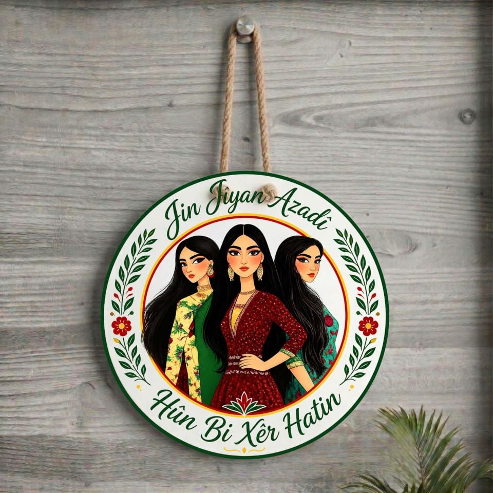 Xemla Deriyan - Hûn Bi Xêr Hatin Yazılı Jin Jiyan Azadi Tasarımlı Kapı Süsü
