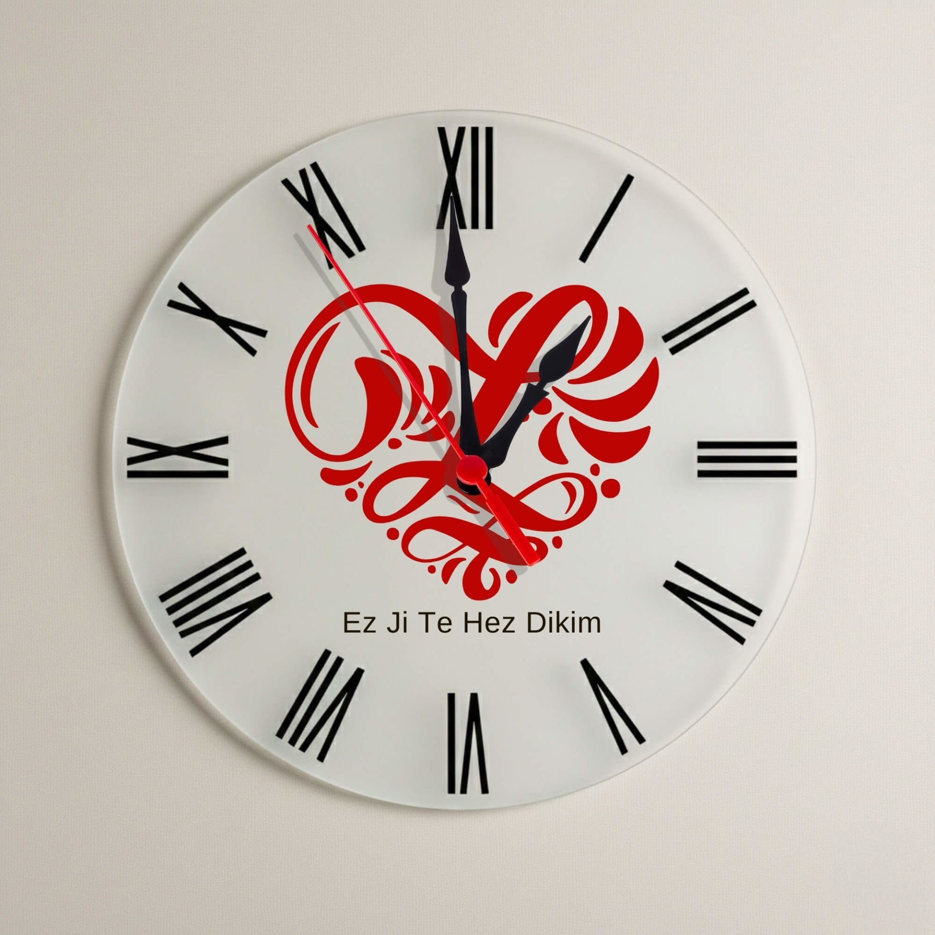 Kürtçe Ez Ji Te Hez Dikim Kalpli Tasarımlı Roma Rakamlı Duvar Saati