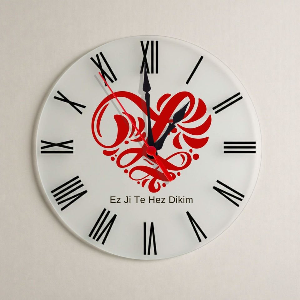 Kürtçe Ez Ji Te Hez Dikim Kalpli Tasarımlı Roma Rakamlı Duvar Saati