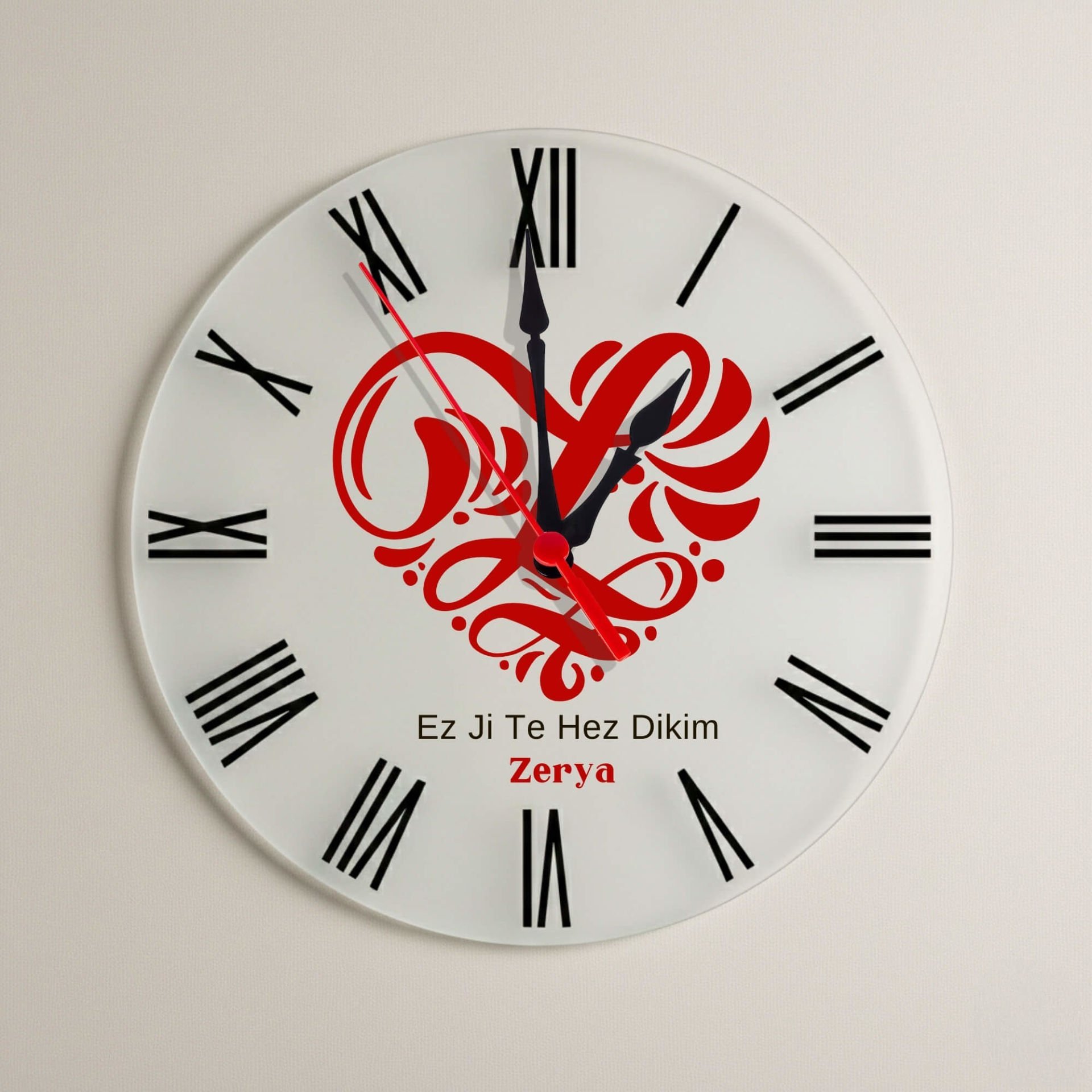 İsme Özel Kürtçe Ez Ji Te Hez Dikim Kalpli Tasarımlı Roma Rakamlı Duvar Saati