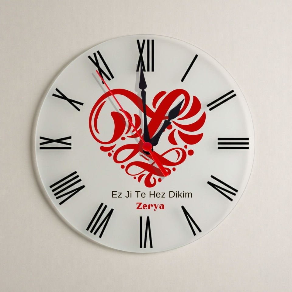 İsme Özel Kürtçe Ez Ji Te Hez Dikim Kalpli Tasarımlı Roma Rakamlı Duvar Saati