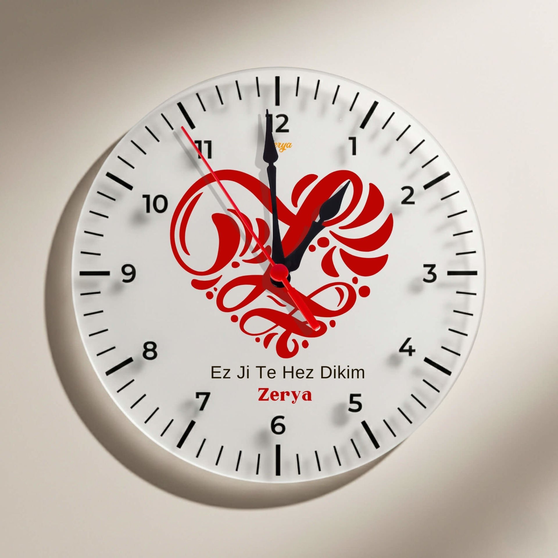 İsme Özel Kürtçe Ez Ji Te Hez Dikim Kalpli Tasarımlı Duvar Saati