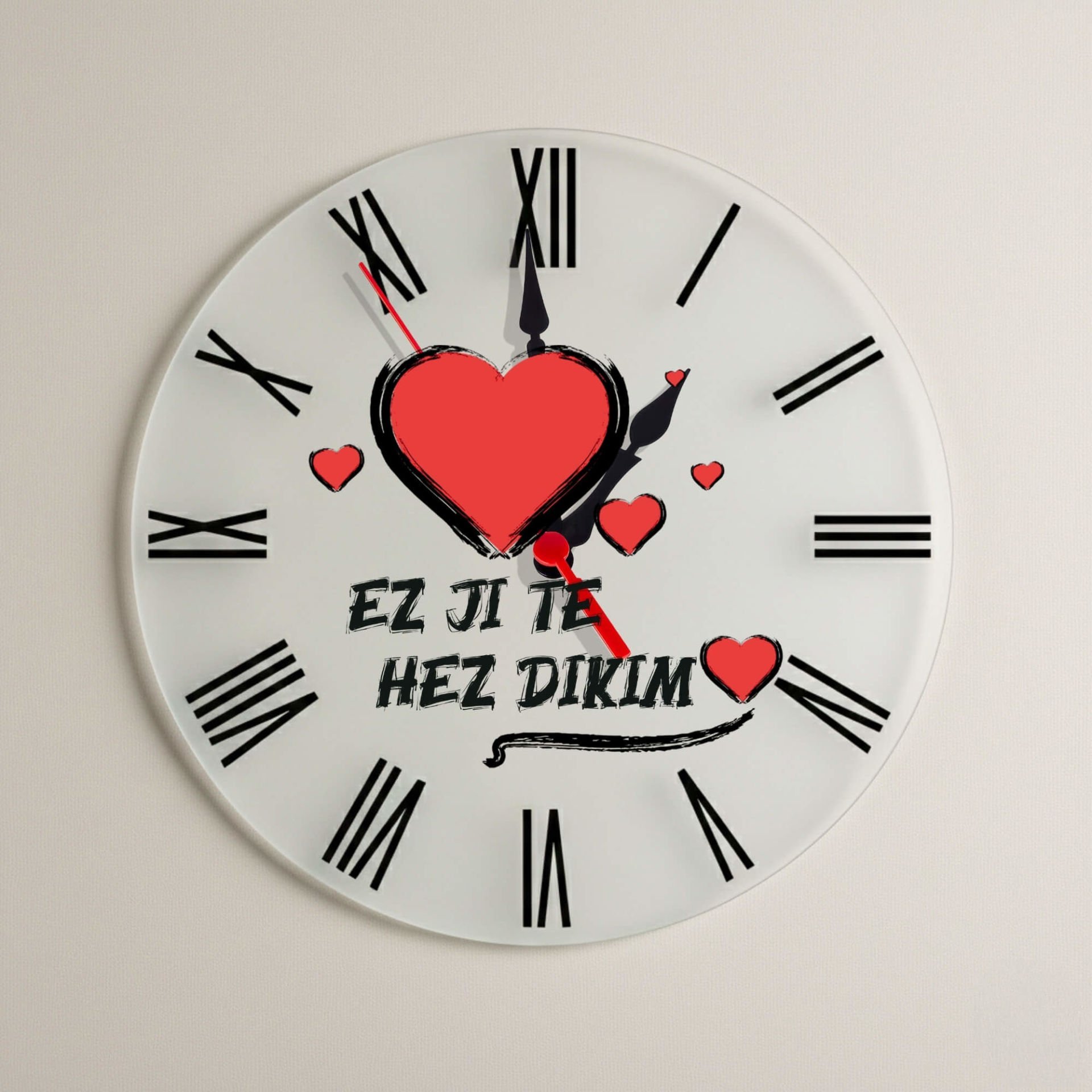 Kürtçe Ez Ji Te Hez Dikim Yazılı Kalpli Roma Rakamlı Duvar Saati