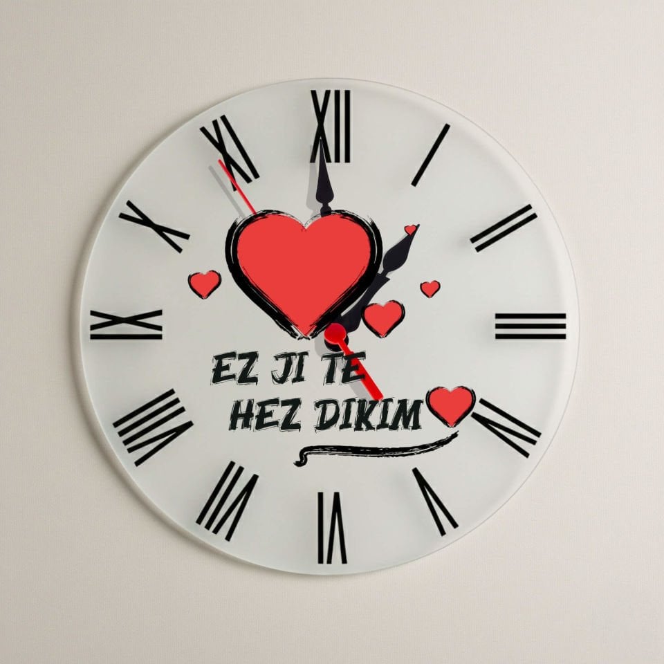Kürtçe Ez Ji Te Hez Dikim Yazılı Kalpli Roma Rakamlı Duvar Saati