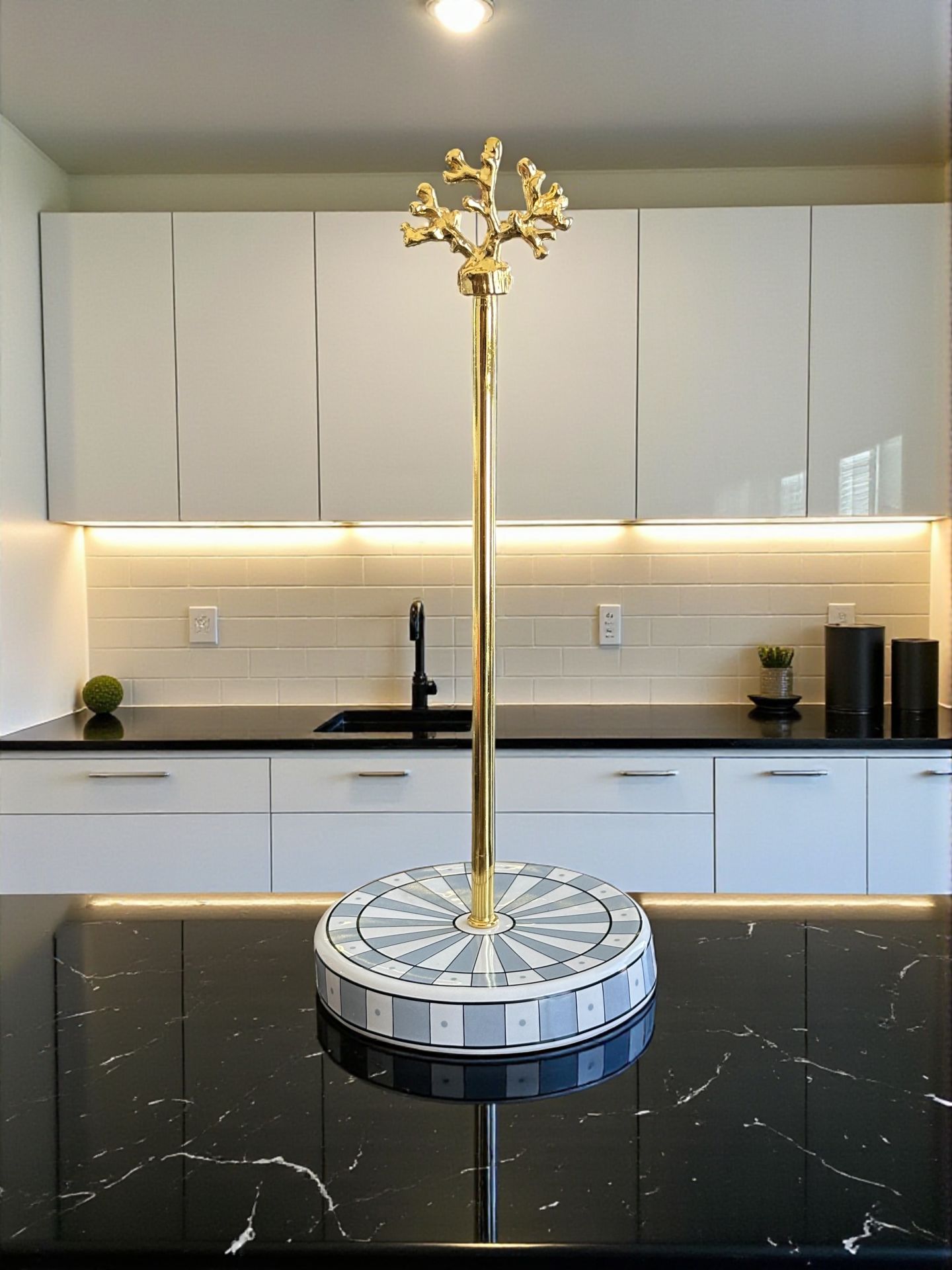 Kağıt Havluluk Rulo Peçetelik Mutfak Aksesuarı Seramik Gri Dama Dik Desen Gold