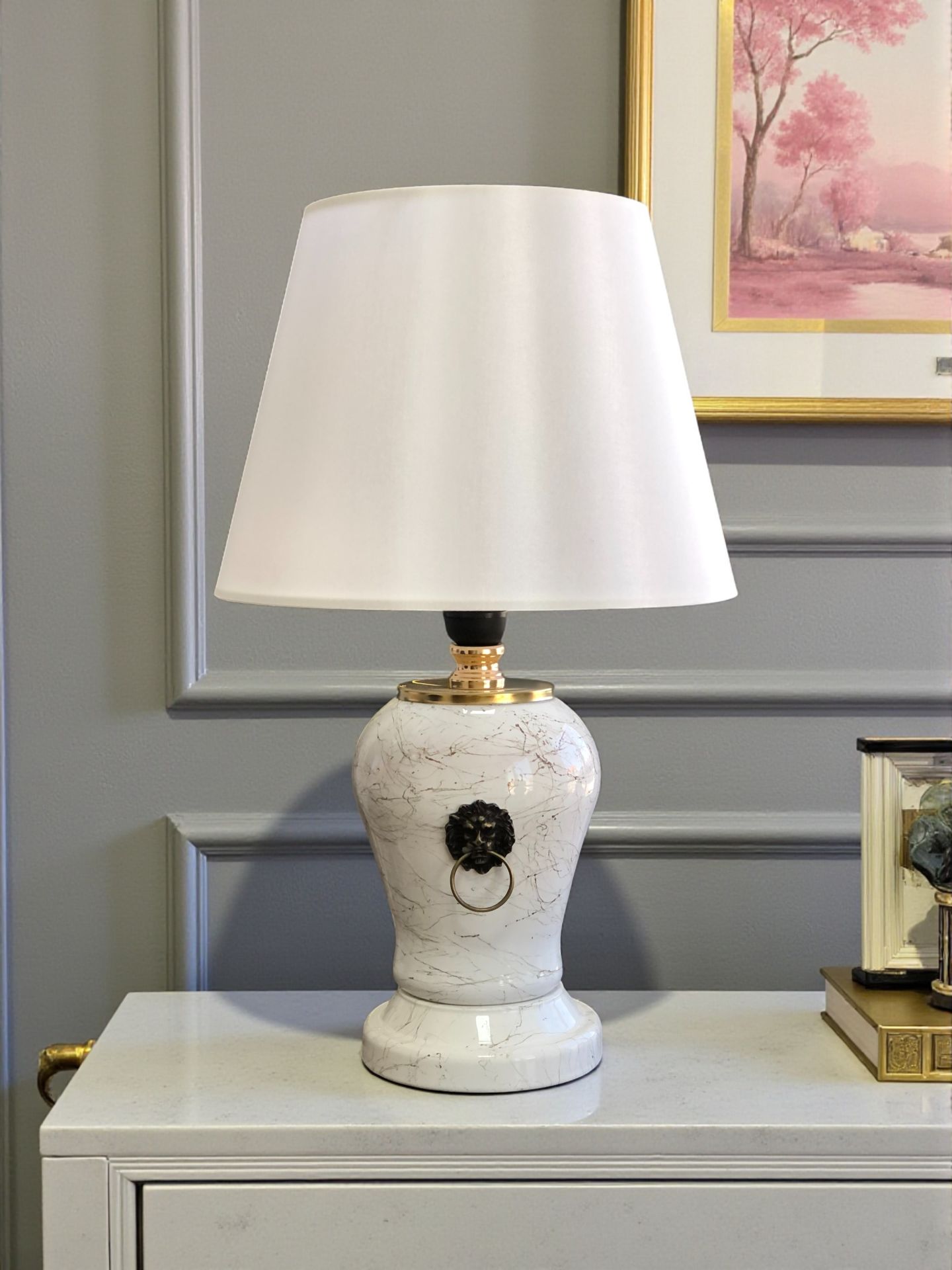 Abajur Aydınlatma Şah Aslanlı Beyaz Gold Mermer Beyaz Şapka Gold