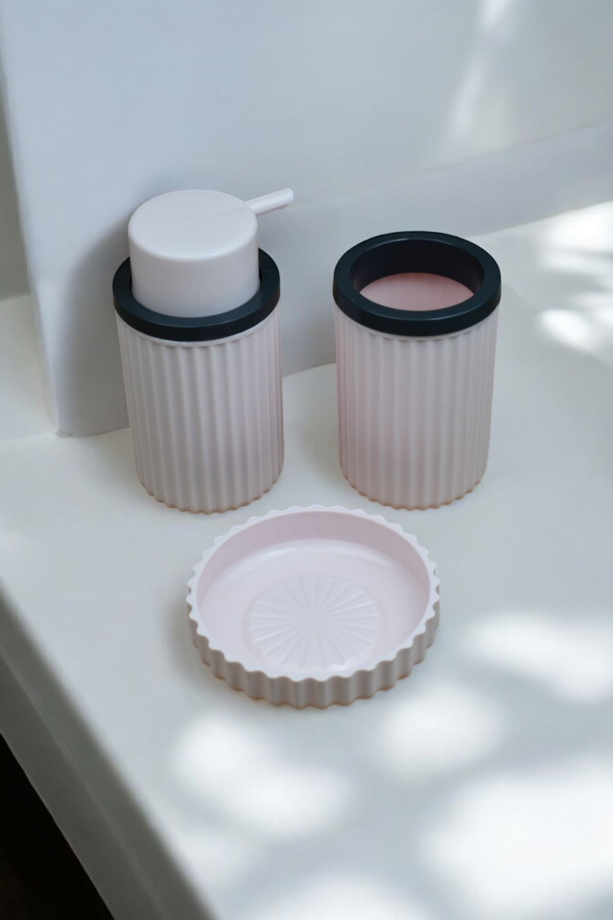 3 Parça Sert Plastik Banyo Seti/ Sıvı Sabunluk, Diş Fırçalık ve Katı Sabunluk-Toz Pembe