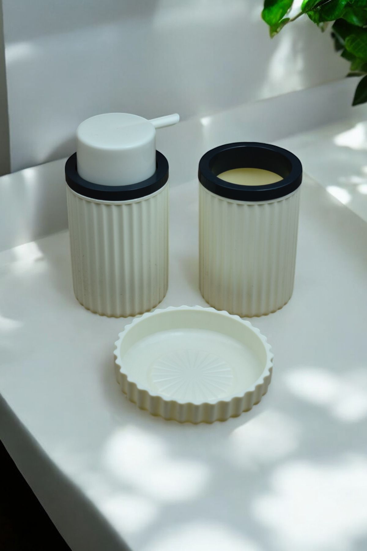 3 Parça Sert Plastik Banyo Seti/ Sıvı Sabunluk, Diş Fırçalık ve Katı Sabunluk-Krem