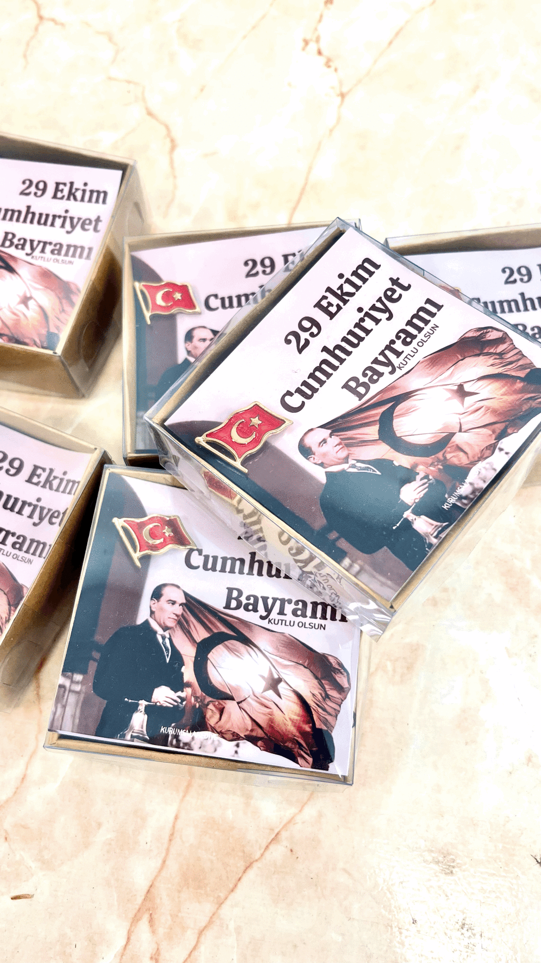 29 Ekim Türk Bayrak Yaka Broşu paketli