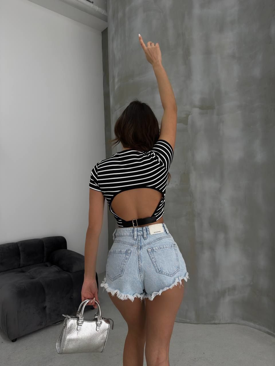 Sırtı Açık Deri Kemerli Kısa Kol Çizgili Crop Bluz Siyah - L