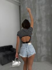 Sırtı Açık Deri Kemerli Kısa Kol Çizgili Crop Bluz Siyah - L