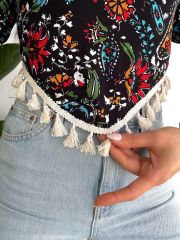 Madonna U Yaka Üçgen Püsküllü Çiçekli Crop Bluz Siyah - XL
