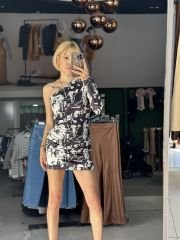 Sandy Kumaş Esnek Tek Kol Yan Büzgülü Desenli Elbise