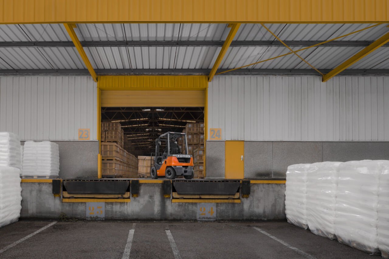 İşletmenizde Forklift Kullanmanın Gereklilikleri: Güvenli ve Verimli Operasyonlar İçin Bilinmesi Gerekenler