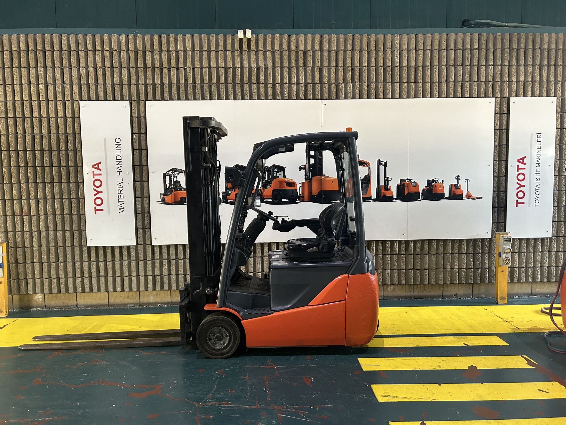 Toyota Traigo 48V 8FBEK16T 3 Tekerlekli Compact Elektrikli Forklift