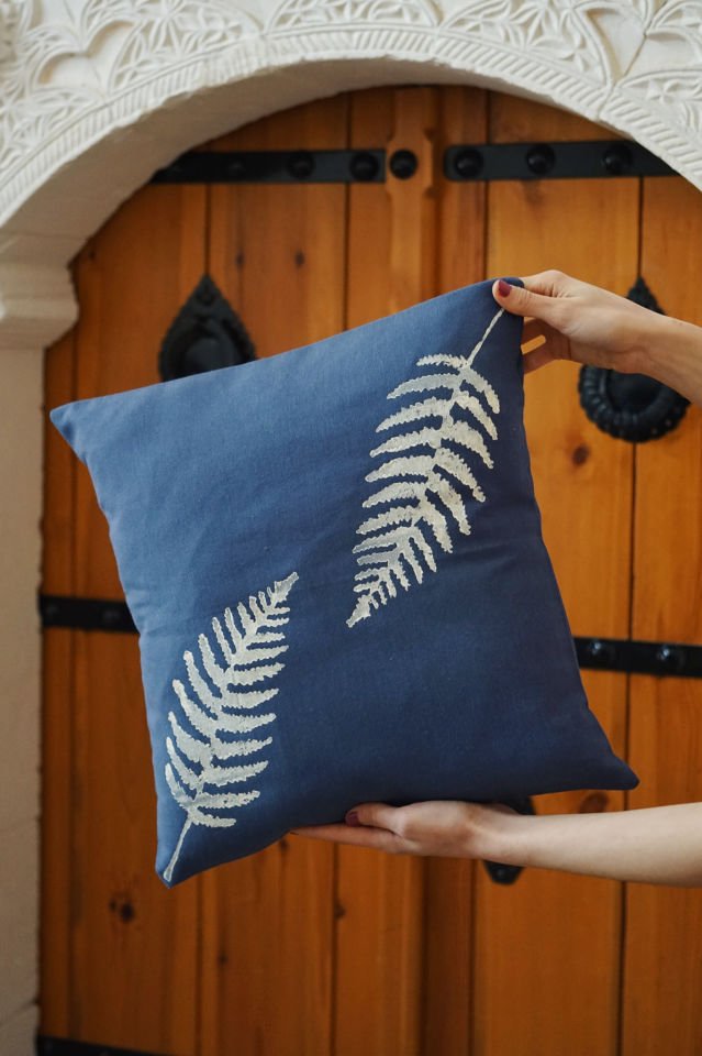 İndigo Eğrelti Otları Desenli Kırlent Kılıfı 40x40 cm.