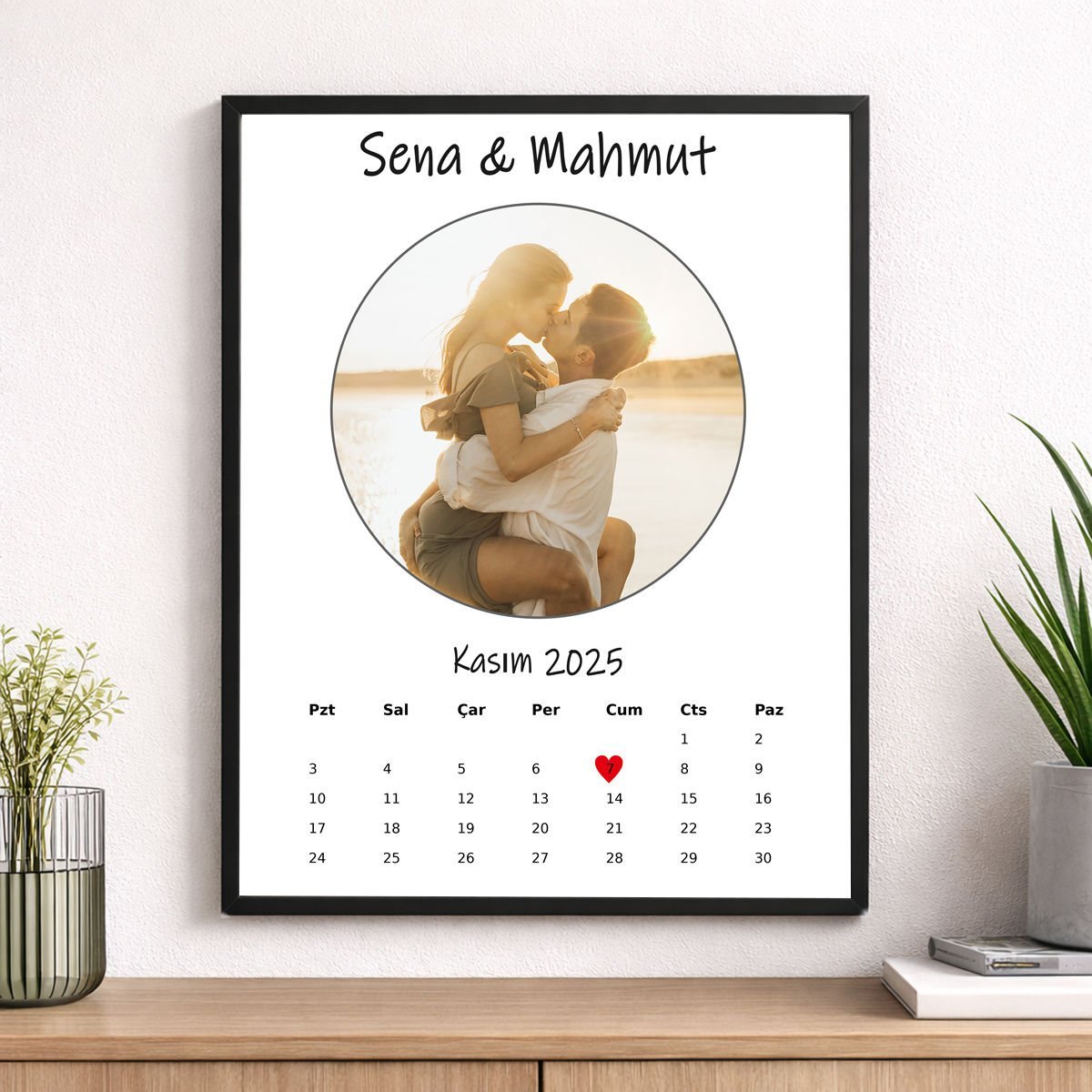 Kişiye Özel Kalpli Takvimli Fotoğraf Çerçevesi